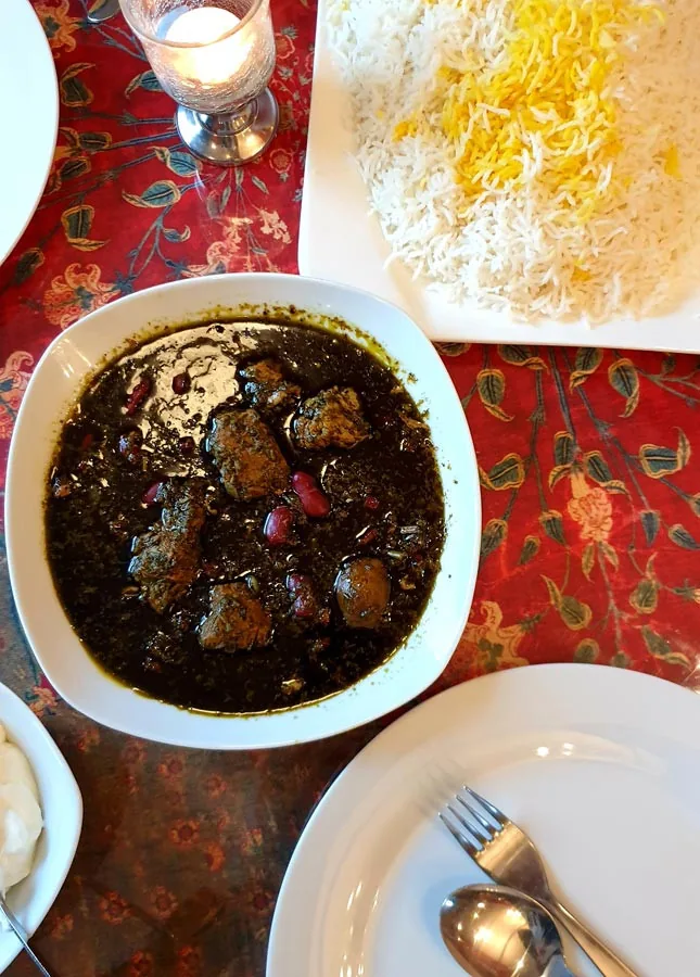 Ghormeh Sabzi mit Basmati-Safranreis – authentische persische Küche in Hannover