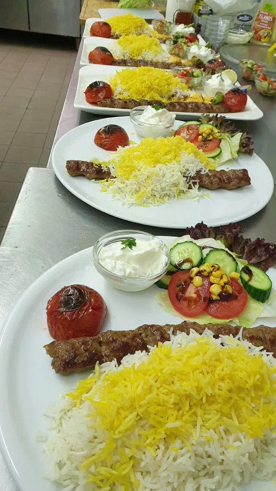 Lange Festtafel mit Kabab Koobideh und Safranreis im PERSCHIA Hannover